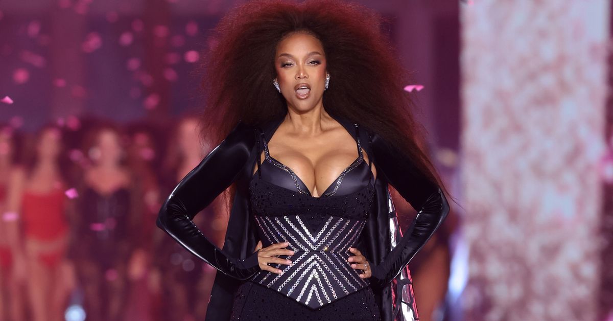 Momen ‘menyentuh’ yang dibagikan Tyra Banks dengan sesama supermodel Kate Moss di Victoria’s Secret Fashion Show