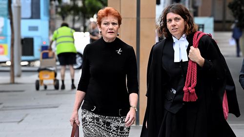 A líder de uma nação, Pauline Hanson (à esquerda) e a advogada Sue Chrysanthou SC (à direita) chegam ao tribunal em Sydney. Hanson está apelando de uma decisão que considerou um tweet dirigido ao senador verde Mehreen Faruqi intimidador e “seriamente ofensivo”.