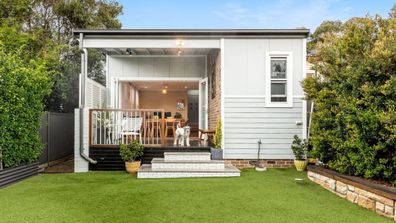 Aukcja domeny z psem pokładowym w Sydney na podwórku 