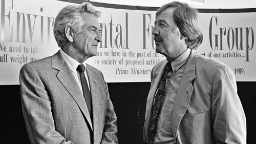 George Negus (right), speaking to Bob Hawke, was a founding presenter of Nine's 60 Minutes and ABC's Foreign Correspondent. (AAP)