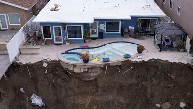 Une piscine d'arrière-cour est laissée accrochée à une falaise après que des pluies torrentielles aient fait des ravages sur la ville en bord de mer de San Clemente, Californie, États-Unis le 16 mars 2023. REUTERS/Mike Blake IMAGES TPX DU JOUR