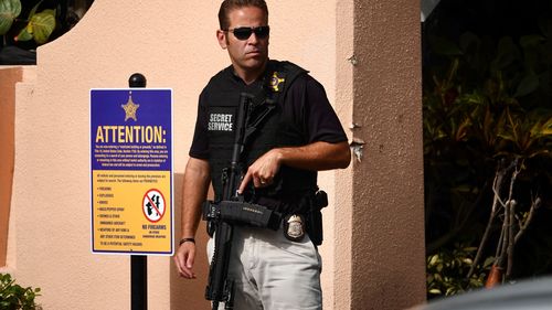 Un agent des services secrets se tient à l'extérieur de Mar-a-Lago à Palm Beach, en Floride, le lendemain de la perquisition du FBI dans la propriété de Donald Trump.