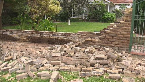 Dans tout Melbourne, les dégâts ont été limités, mais le tremblement de terre a détruit ce mur.