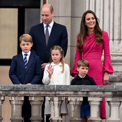 (L-R) Camilla, Duchess of Cambridge, Prince Charles, Prince of Wales, Queen Elizabeth II, Prince George of Cambridge, Prince William, Duke of Cambridge Princess Charlotte of Cambridge, Prince Louis of Cambridge and Catherine, Duchess of Cambridge stand on the balcony during the Platinum Pageant on June 05, 2022 in London, England.  