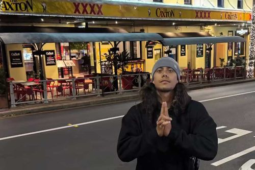 Jarome Luai postou esta foto no Instagram em frente ao icônico Caxton Hotel após a decisão do Estado de Origem.