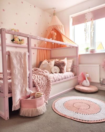 Amazing children's pink bedroom.