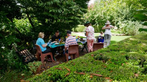 A group of visitors participate in horticultural therapy. (Ehsan Knopf/9NEWS)