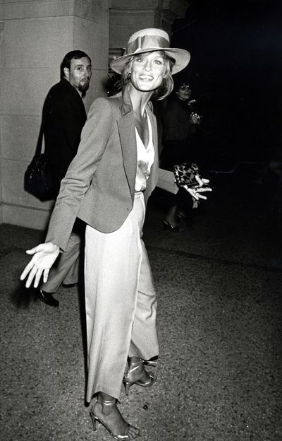 Lauren Hutton has long been a fashion icon for strong,
unique women. Here, her mismatching suit and tilted fedora combine boyish charm
with feminine elegance.&nbsp;