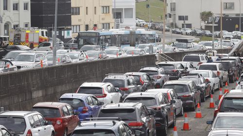 With the surge of COVID-19 cases around Chirstmas Day, testing clinics descended into chaos in parts of the country. Travelling and clinic shutdowns due to reduced holiday hours meant testing clinics faced huge demands.  People lined up for hours in drive-through testing lines, while hundreds were even turned away.  At a testing clinic in Bondi cars were bumper-to-bumper as they waited in line for a test. 