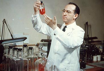 Jonas Salk discovered the first effective vaccine for which disease?