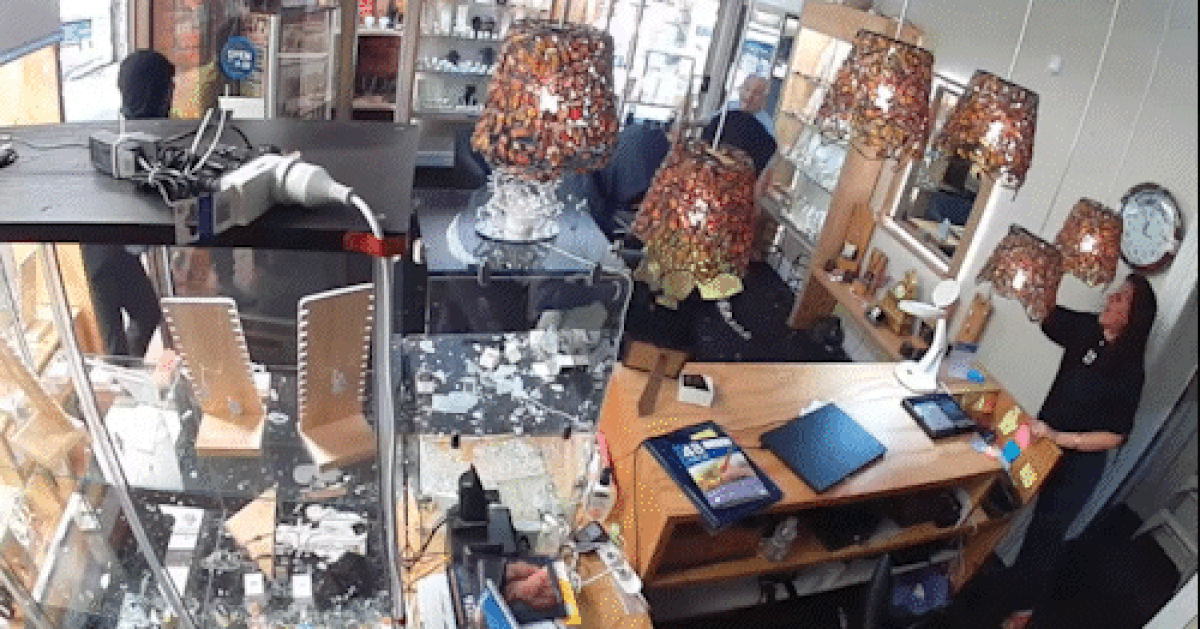 'Very scary': Melbourne jeweller hit with hammer during broad daylight robbery