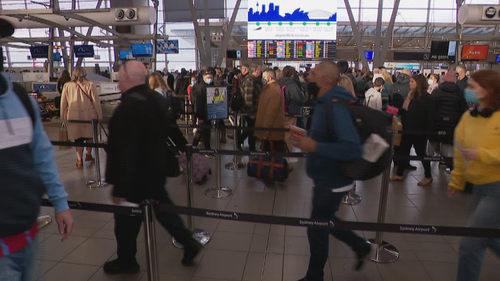 Oczekuje się, że niedobór personelu na lotnisku w Sydney z powodu niedawnej epidemii COVID-19 spowoduje chaos, gdy kończą się wakacje szkolne. 