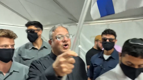 Itamar Ben-Gvir sventolava una bandiera israeliana mentre camminava tra i manifestanti in manette, inginocchiato sul pavimento.