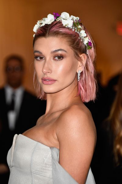 Hailey Baldwin's punky, pink-coloured locks instantly sweetened up her grey Tommy Hilfiger gown and proved that colour blocking doesn't have to come in the form of a designer clutch or shoes.<br>
<br>