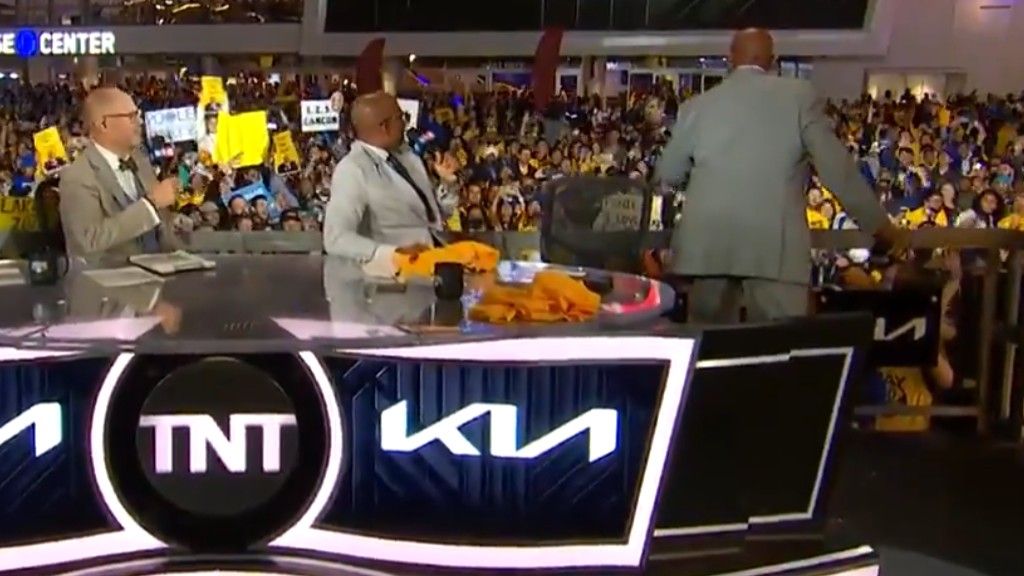 Charles Barkley fires up at fans as Warriors clinch finals spot