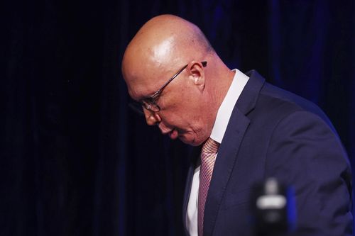 Avustralya Liberal Partisi lideri Peter Dutton, bir teslim konuşması yaptıktan sonra sahneden ayrılıyor.