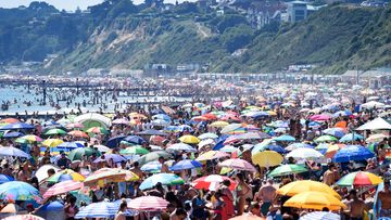 Heatwave sends Brits to the beach 