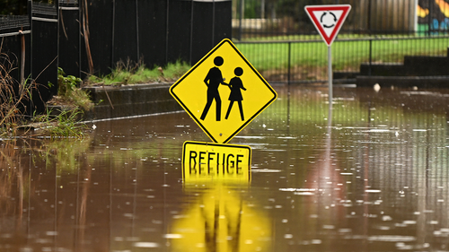 Les eaux de crue inondent une route le 29 mars 2022 à Lismore, en Australie. 