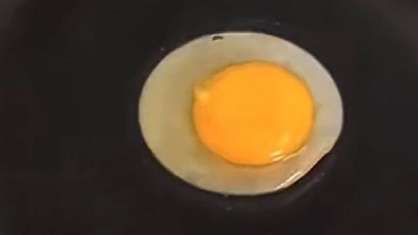 perfectly round fried egg hack