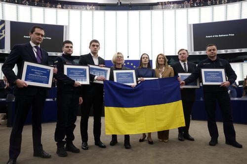 (LR), Mission de l'Ukraine auprès de l'UE, Services d'urgence de l'État ukrainien, Maire de la ville ukrainienne de Melitopol, Fondateur de l'unité d'évacuation médicale Angels of Taira, Prix Nobel de la paix Oleksandra Matviichuk, Porte-parole du Mouvement de résistance civile du ruban jaune et La directrice des services d'urgence de l'État ukrainien pose avec la présidente du Parlement européen, Roberta Metsola (troisième à droite) après avoir reçu le prix Sakharov