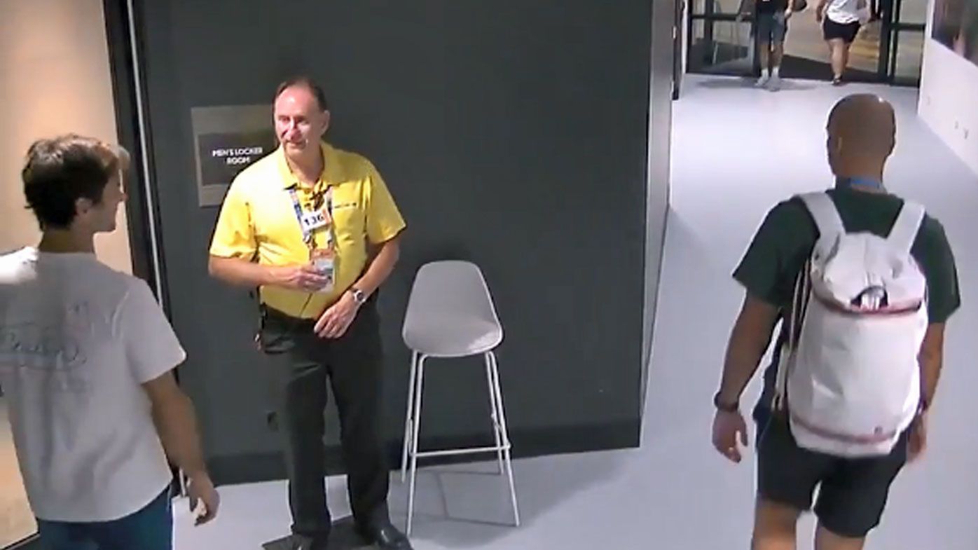 Australian Open security guard's embarrassing Federer fail