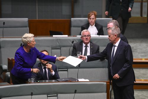 Kerryn Phelps hands Bill Shorten a piece of paper during the session.