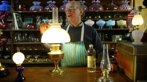 Bernie Holmes vérifie une lampe à pétrole chez TW Sands & Co.