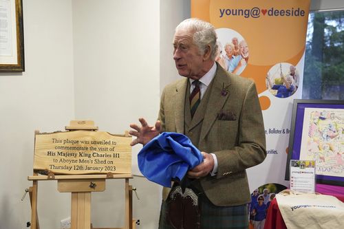 Le roi Charles III visite le hangar communautaire Aboyne et Mid Deeside pour rencontrer des groupes locaux de soutien aux difficultés et visiter les nouvelles installations, à Aboyne, Aberdeenshire, Écosse, le jeudi 12 janvier 2023.