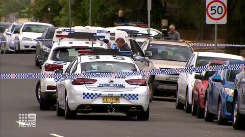 پلیس صحنه جرم را در فیرفیلد ، در غرب سیدنی ایجاد کرده است.