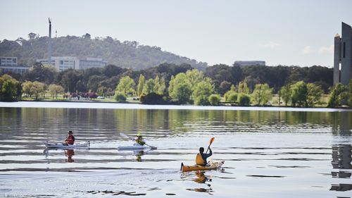 CANBERRA, AUSTRALIA - OCTOBER 08: Kayakers on Lake Burley Griffin on October 08, 2021 in Canberra, Australia. Lockdown restrictions remain in place for Canberra, with residents subject to stay-at-home orders as the ACT continues to record new local COVID-19 cases. The current lockdown restrictions are due to remain in place until Friday 15 October 2021. (Photo by Rohan Thomson/Getty Images)
