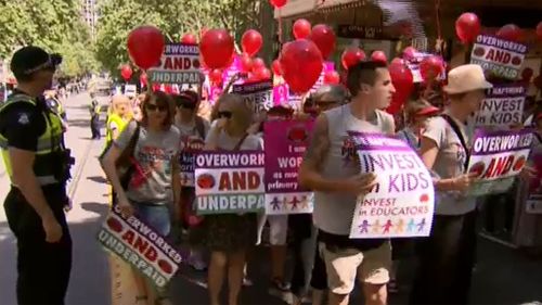 Victorian kindergarten teachers rally over pay