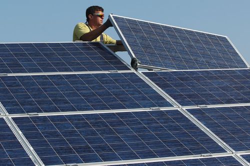 La suppression de l'objectif des énergies renouvelables ne réduira pas les factures d'électricité des ménages, selon l'homme trié sur le volet par le gouvernement pour diriger un examen.