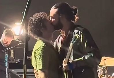 Matty Healy and Ross MacDonald of the 1975 kiss (Lila.Ontour/YouTube)