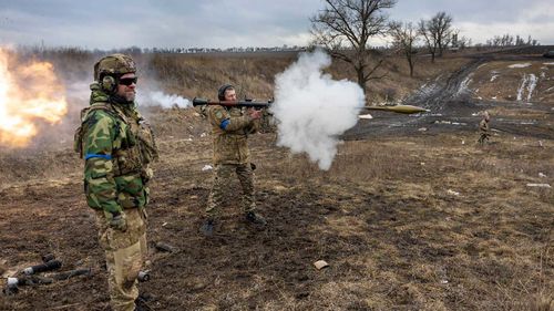 Donbas bölgesinde bir Ukraynalı asker roketatar ateş ediyor.