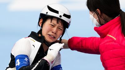 Final-turn crash strips Japanese skaters of gold