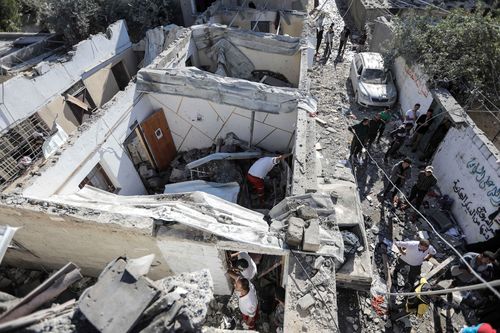 People search through buildings, destroyed during Israeli raids 