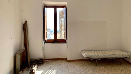 "더 많은 예술가를 데려오려면 한 집 이상을 갖는 것이 낫다고 생각했습니다." Dufour는 말합니다. "그러나 낙찰 후 Sambuca를 방문했을 때 나는 마을과 사랑에 빠졌고 나와 내 가족을 위해 이 두 번째 집을 유지해야겠다고 생각했습니다."