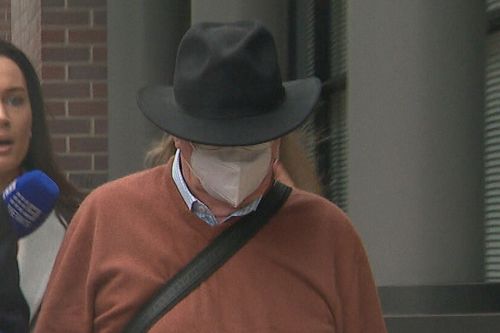 Un ex prete presumibilmente sorpreso mentre cercava di procurare un ragazzo di 14 anni per fare sesso online in una puntura della polizia una settimana prima di Natale ha lasciato il tribunale indossando un cappello in stile Akubra e una maschera facciale. Guy Norman Hartcher non ha risposto alle domande mentre si faceva strada tra i giornalisti in attesa fuori dal tribunale.