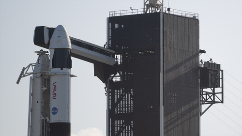 Un cohete SpaceX Falcon 9 con la nave espacial Crew Dragon de la compañía a bordo se ve en la plataforma de lanzamiento en el Complejo de lanzamiento 39A en el Centro Espacial Kennedy de la NASA en Florida.