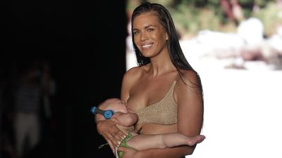 Sports Illustrated model breastfeeds her daughter on the catwalk