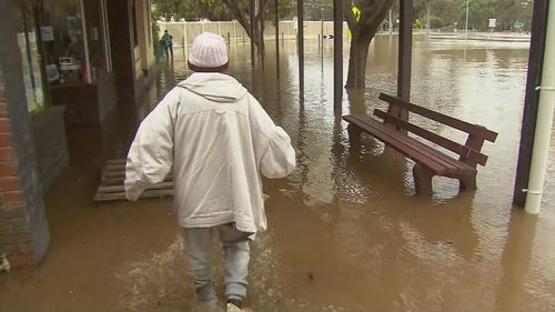 Une femme piégée dans les eaux de crue de Rochester retrouve un chien mourant.  Inondations de Victoria.