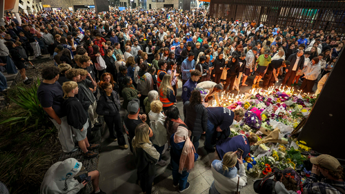 Desconhecidos deixaram dezenas de flores, velas e recados para o segurança.