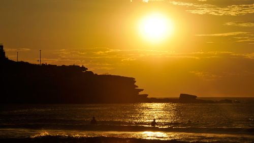 Cool change forecast for Sydney after 'extraordinary' overnight temperatures