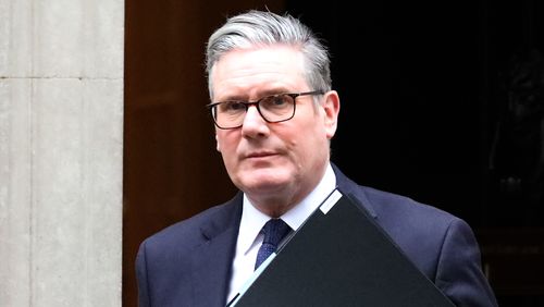 Vários parlamentares trabalhistas pediram que Starmer se afastasse.