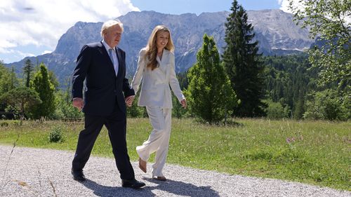 Garmisch-Partenkirchen, Niemcy – 26 czerwca: Premier Wielkiej Brytanii Boris Johnson i jego żona Carrie Johnson uczestniczyli w pierwszym dniu szczytu G7 26 czerwca 2022 r. w pobliżu Garmisch-Partenkirchen w Niemczech.  Liderzy G7 formalnie spotykają się pod hasłem: "Postęp w kierunku sprawiedliwego świata" Omówione zostaną kwestie globalne, w tym wojna, zmiany klimatyczne, głód, ubóstwo i zdrowie.  Trwająca wojna Rosji na Ukrainie przyćmiła tegoroczny szczyt.  (Fot. Sean Jag).