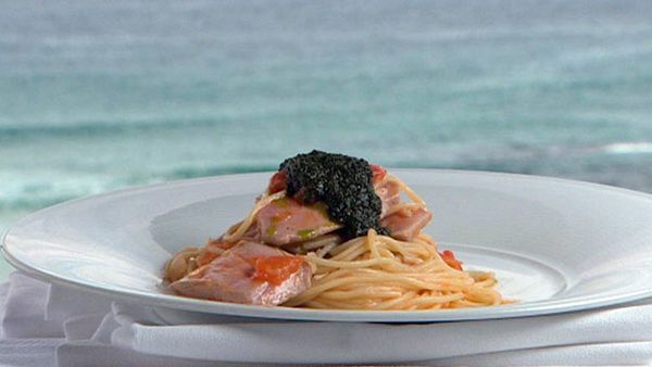 Spaghetti alla carlofortina (spaghetti with fresh tuna, cream of basil and tomato)