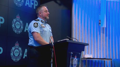 O comissário assistente interino da AFP, Matthew Gale, falando em uma entrevista coletiva. 