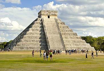 Which pre-Columbian people built El Castillo between the 9th and 12th centuries AD?