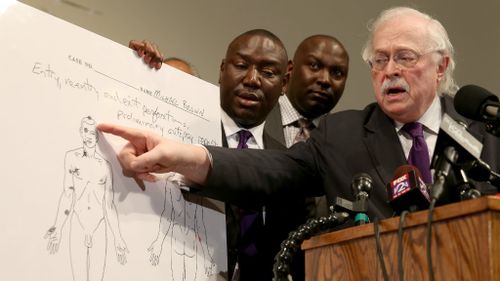 Dr Michael Baden explains his autopsy findings to the media after claiming slain US teen Michael Brown was shot six times by police. (Getty)