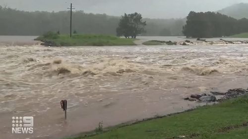 De grandes parties du sud et du centre du Queensland ont été mises en alerte haute réactivée lundi après-midi, à la suite d'un nouvel avertissement de fortes pluies du Bureau de météorologie. 